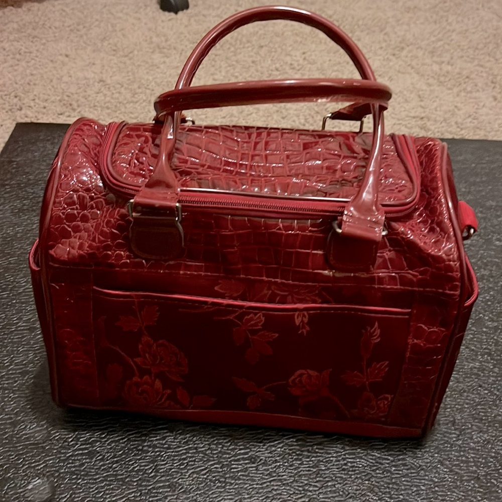 Single compartment toiletries or makeup bag